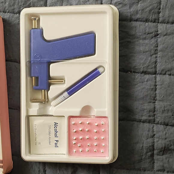 Brand new ear piercing gun and earrings - Picture 2 of 2